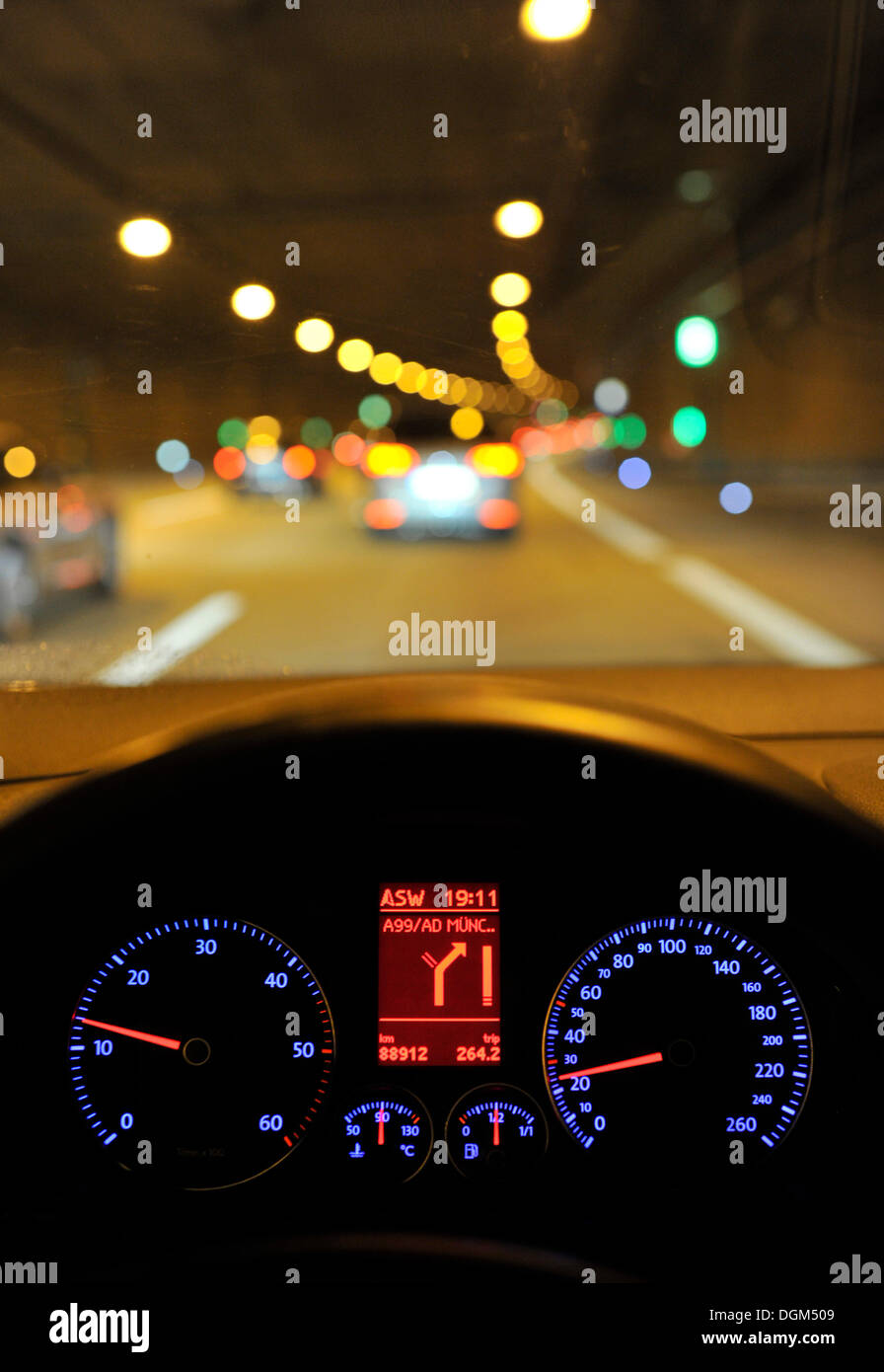 La nuit, une faible visibilité dans un tunnel, le compte-tours avec l'afficheur de navigation, VW Golf, éclairé, tout en conduisant Banque D'Images
