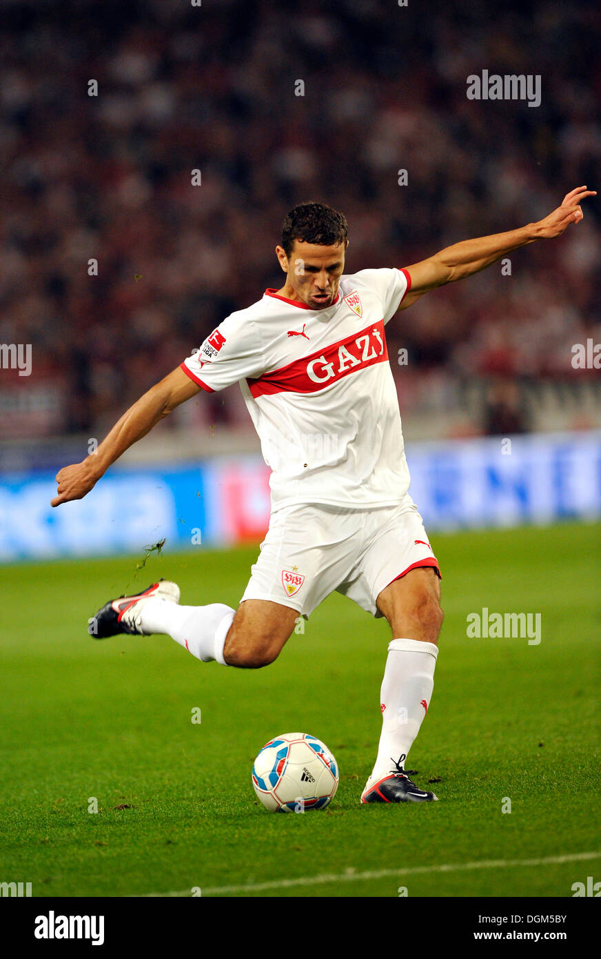 Khalid Boulahrouz, joueur de football du VfB Stuttgart, de prise de balle, Mercedes-Benz Arena, Stuttgart, Bade-Wurtemberg Banque D'Images