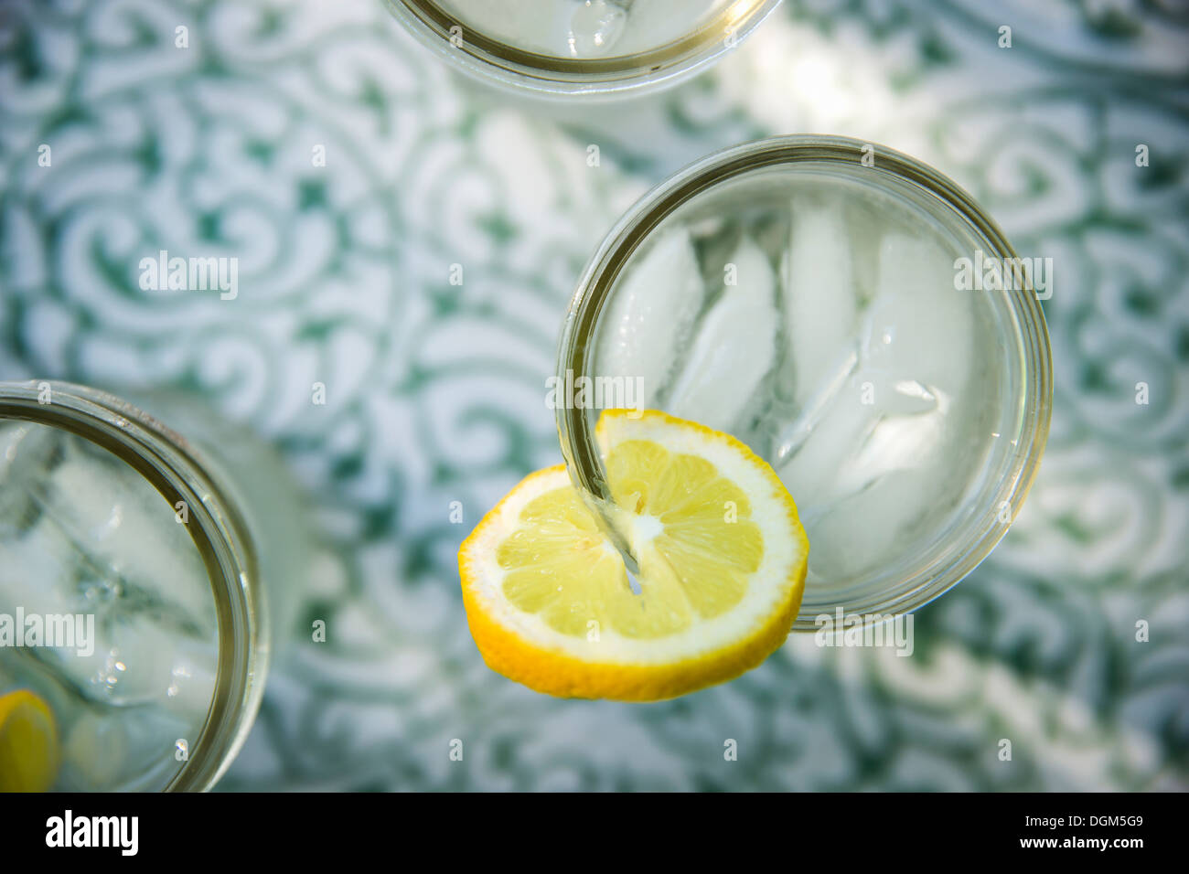 Faire les frais généraux de la limonade limonade fraîche Lunettes de tir tranche de citron dans le verre de limonade Bio boissons Banque D'Images