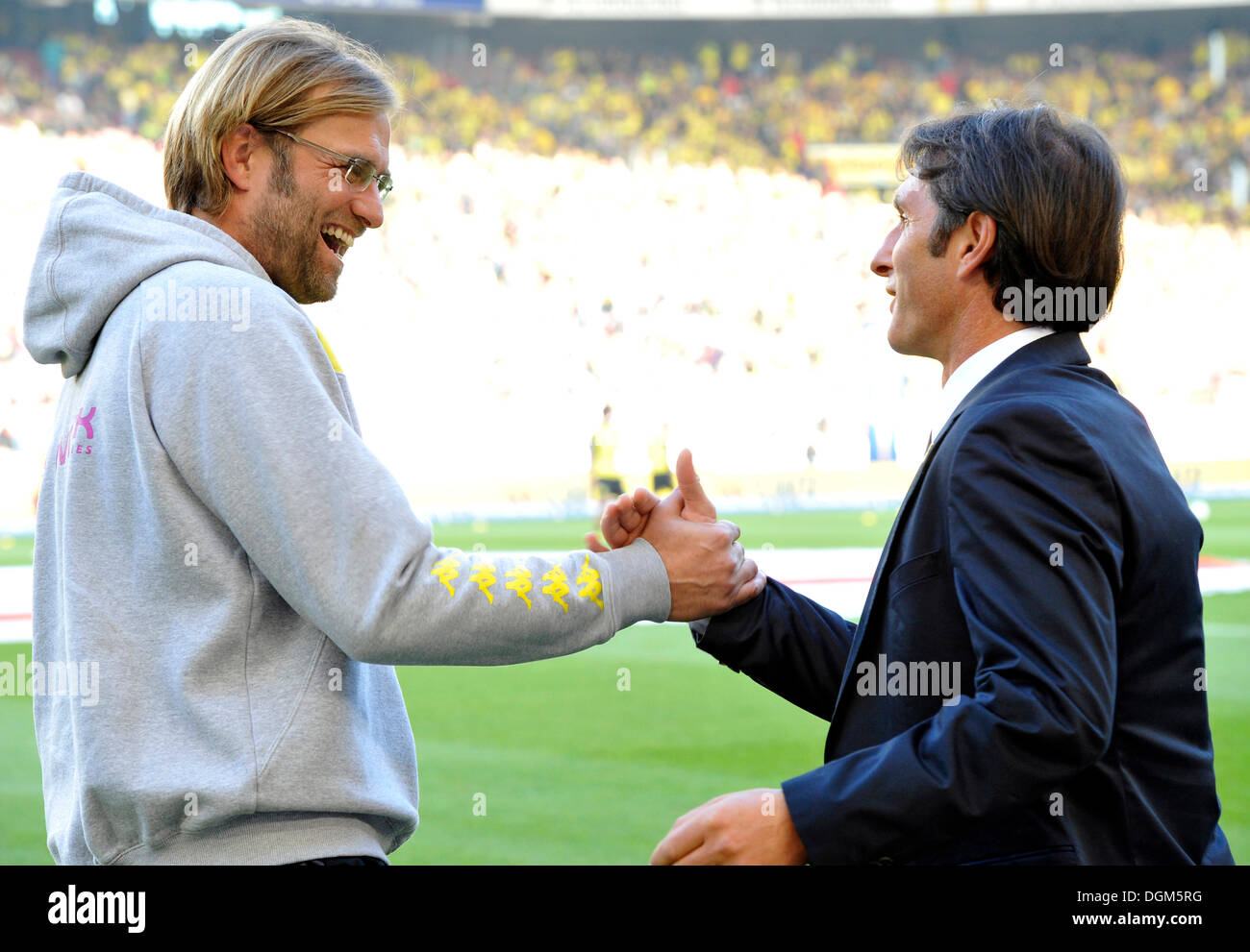 Poignée de main entre Borussia Dortmund Jürgen Klopp, gestionnaire de gauche, et le VfB Stuttgart manager Bruno Labbadia, droite Banque D'Images