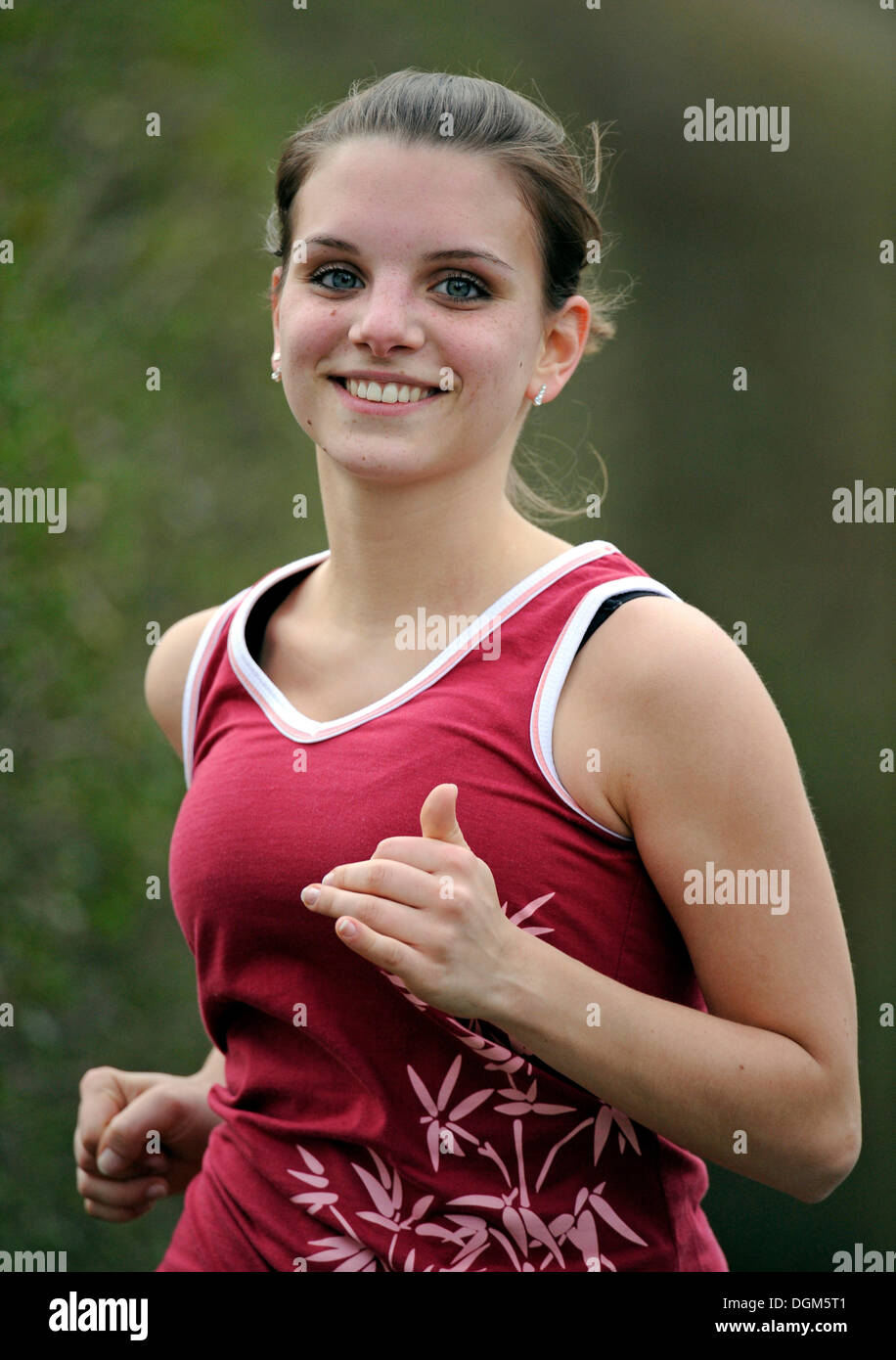 Young woman jogging, Stuttgart, Bade-Wurtemberg, PublicGround Banque D'Images