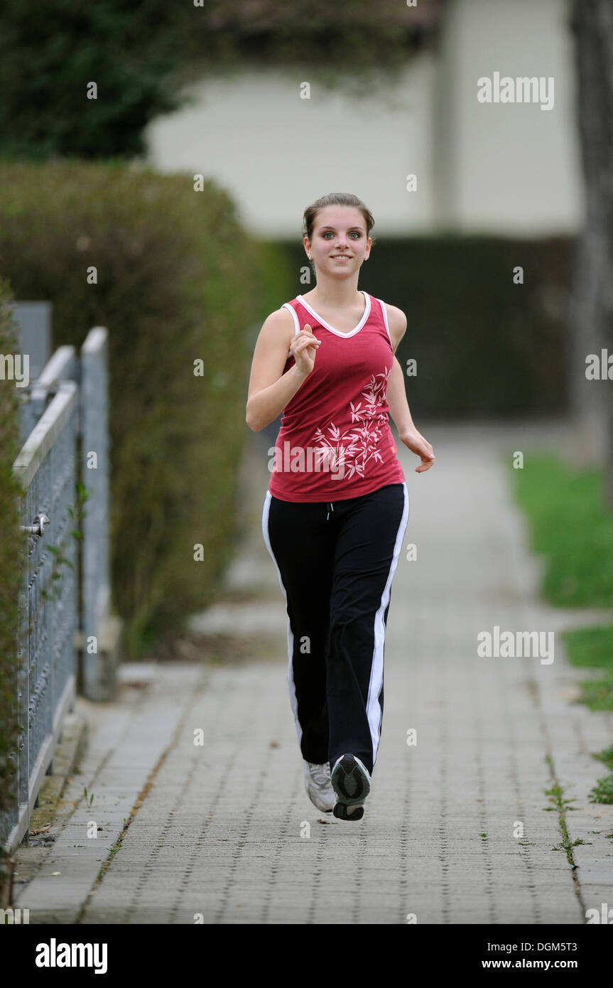 Young woman jogging, Stuttgart, Bade-Wurtemberg, PublicGround Banque D'Images