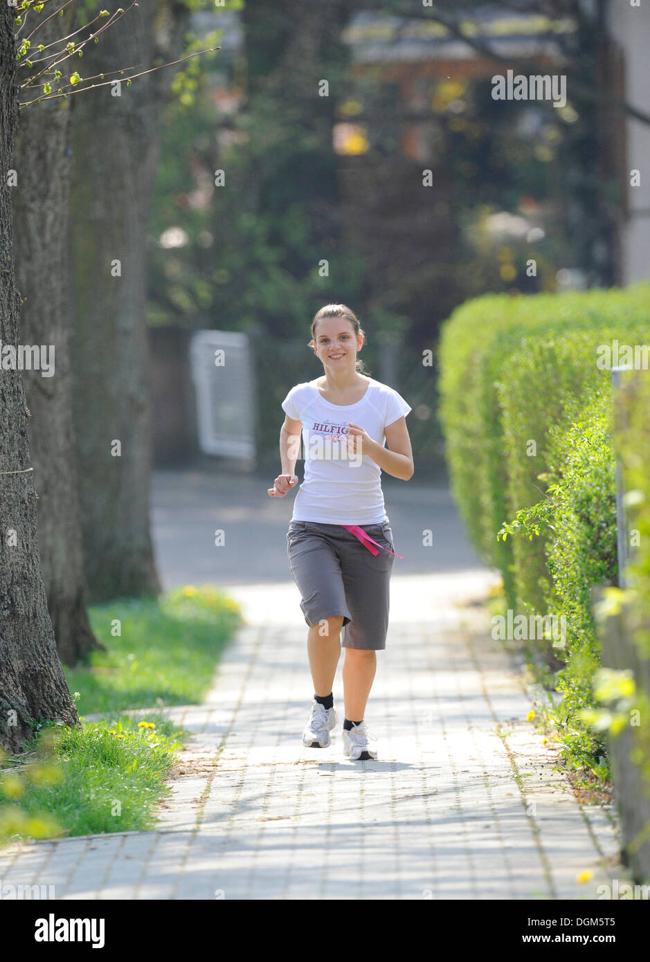 Young woman jogging, Stuttgart, Bade-Wurtemberg, PublicGround Banque D'Images