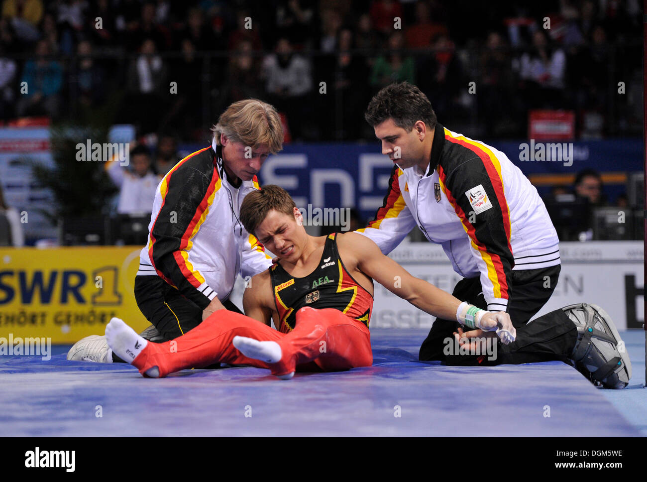 Philip garçon, GER, sur le sol après une chute d'un grand bar, avec les entraîneurs de la Coupe du monde de gymnastique, EnBW, 11 au 13 Nov 2011, 29e Coupe DTB Banque D'Images