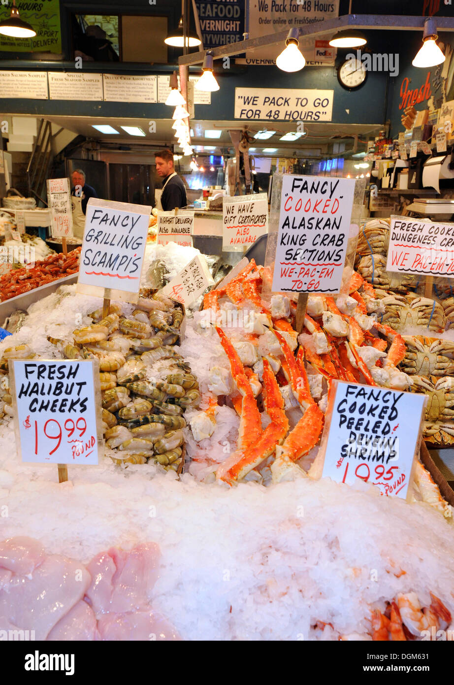 Poissonnier, poissons frais, crabes dormeurs (Metacarcinus magister), cuit (crabes de pierre Lithodidae), Pike Place Market Banque D'Images