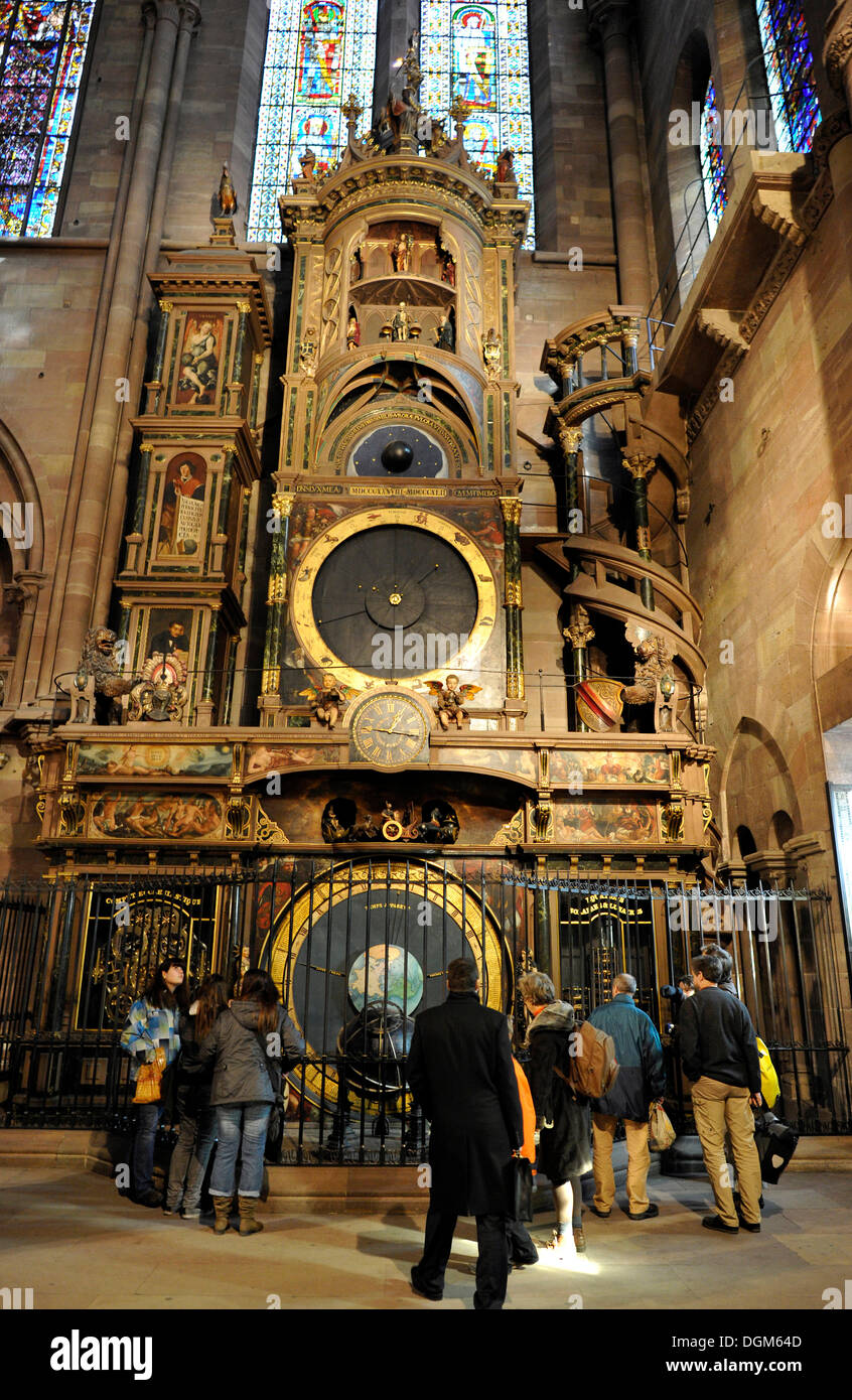 Les visiteurs, horloge astronomique, vue de l'intérieur de la cathédrale de Strasbourg, la cathédrale de Notre Dame de Strasbourg, Strasbourg Banque D'Images