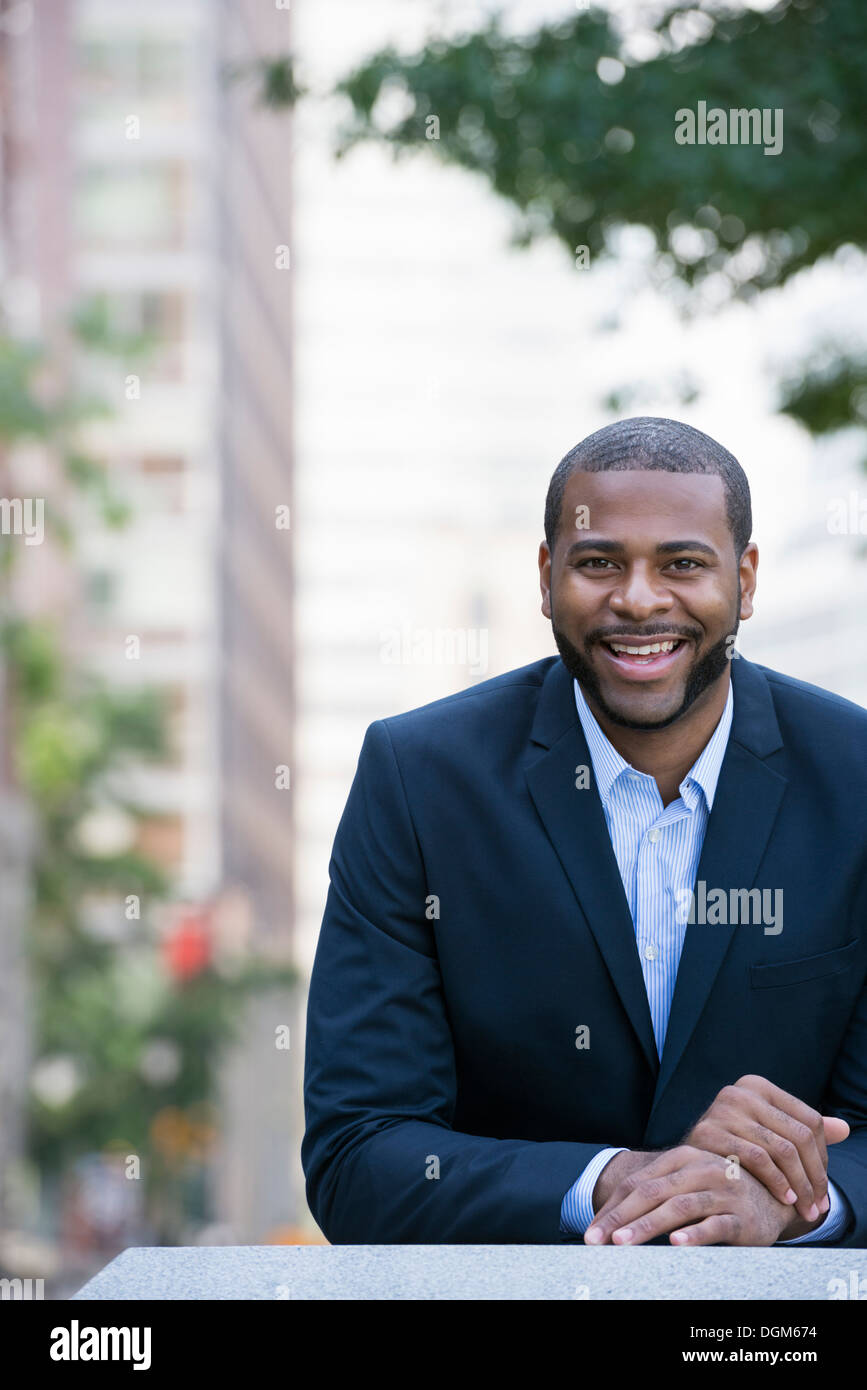 L'été. Un homme en veste bleue à col ouvert et chemise. Banque D'Images