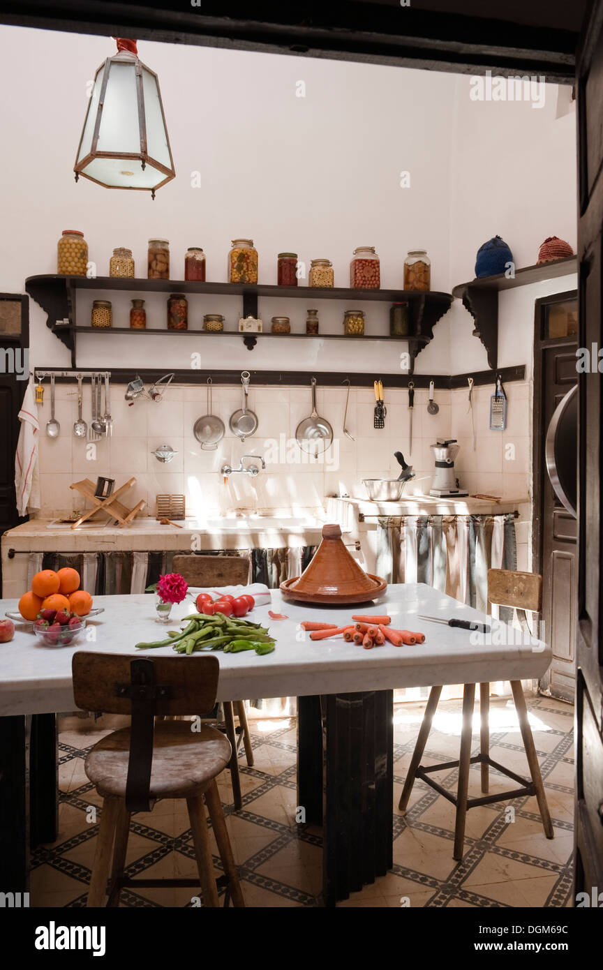 Cuisine marocaine avec étagères en bois sombre, la pendaison des casseroles et ustensiles Banque D'Images