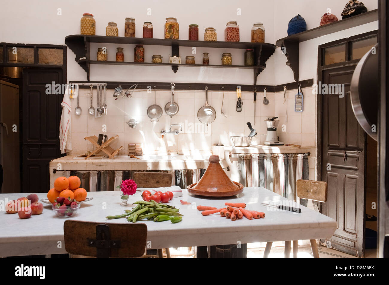 Cuisine Marocaine Avec étagères En Bois Sombre Banque D