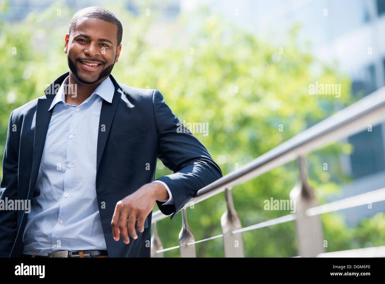L'été. Un homme en veste bleue à col ouvert et chemise. Banque D'Images