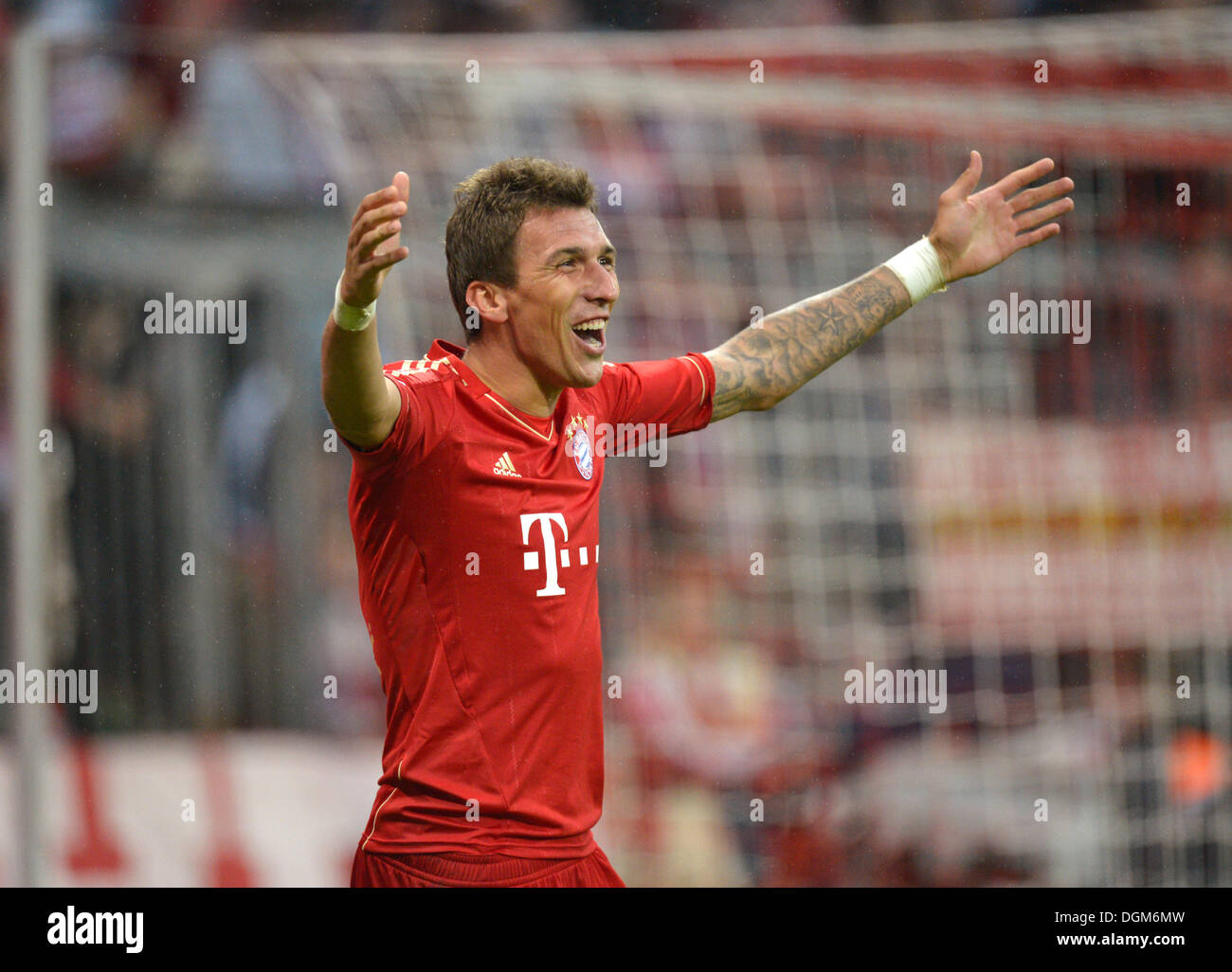 Mario Mandzukic de FC Bayern Munich célébrant un but, Allianz Arena, Munich, Bavière Banque D'Images