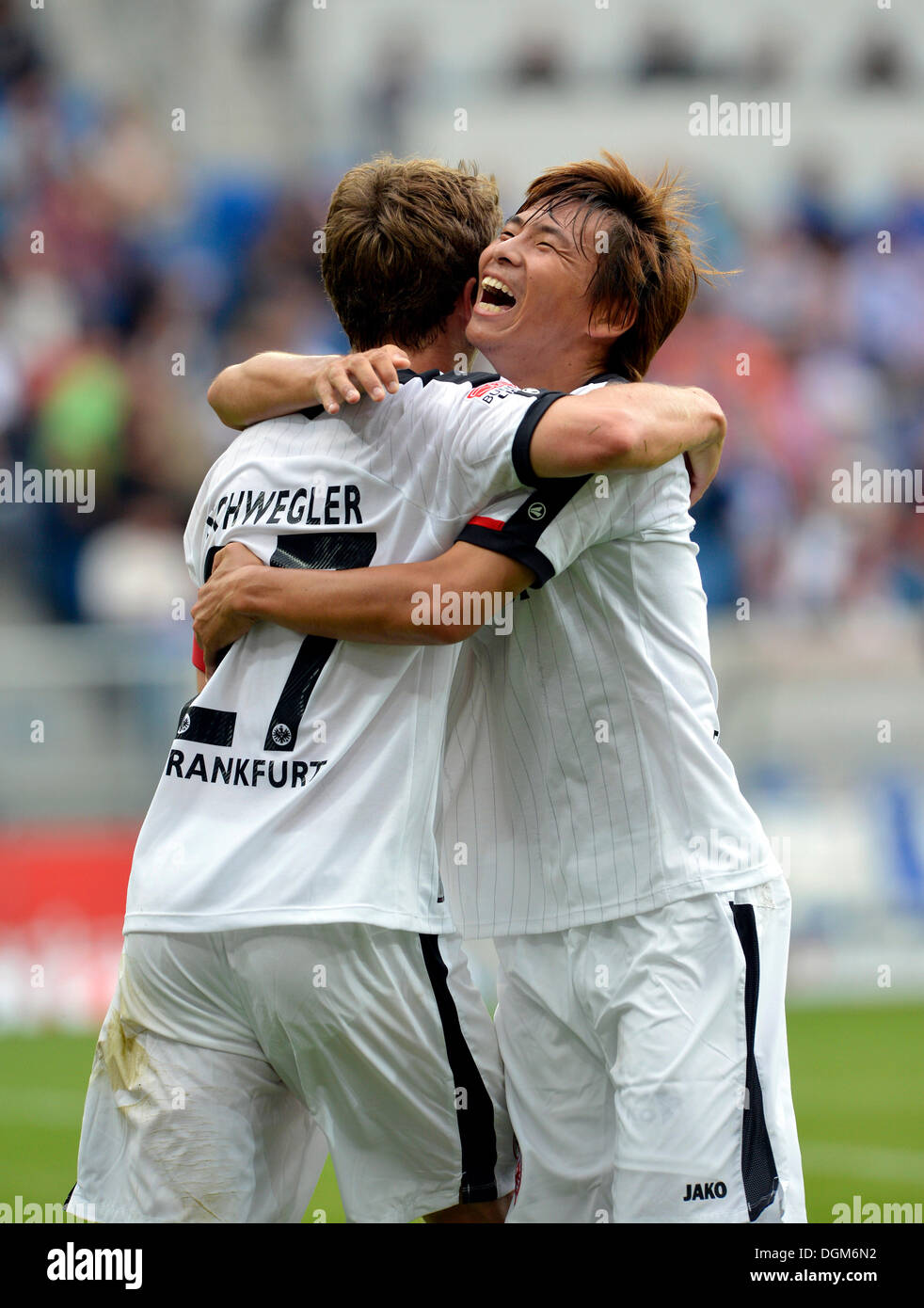 Les joueurs d'Eintracht Francfort célébrant un but par Pirmin Schwegler, Takashi Inui, gauche, Wirsol Rhein-Neckar-Arena Banque D'Images