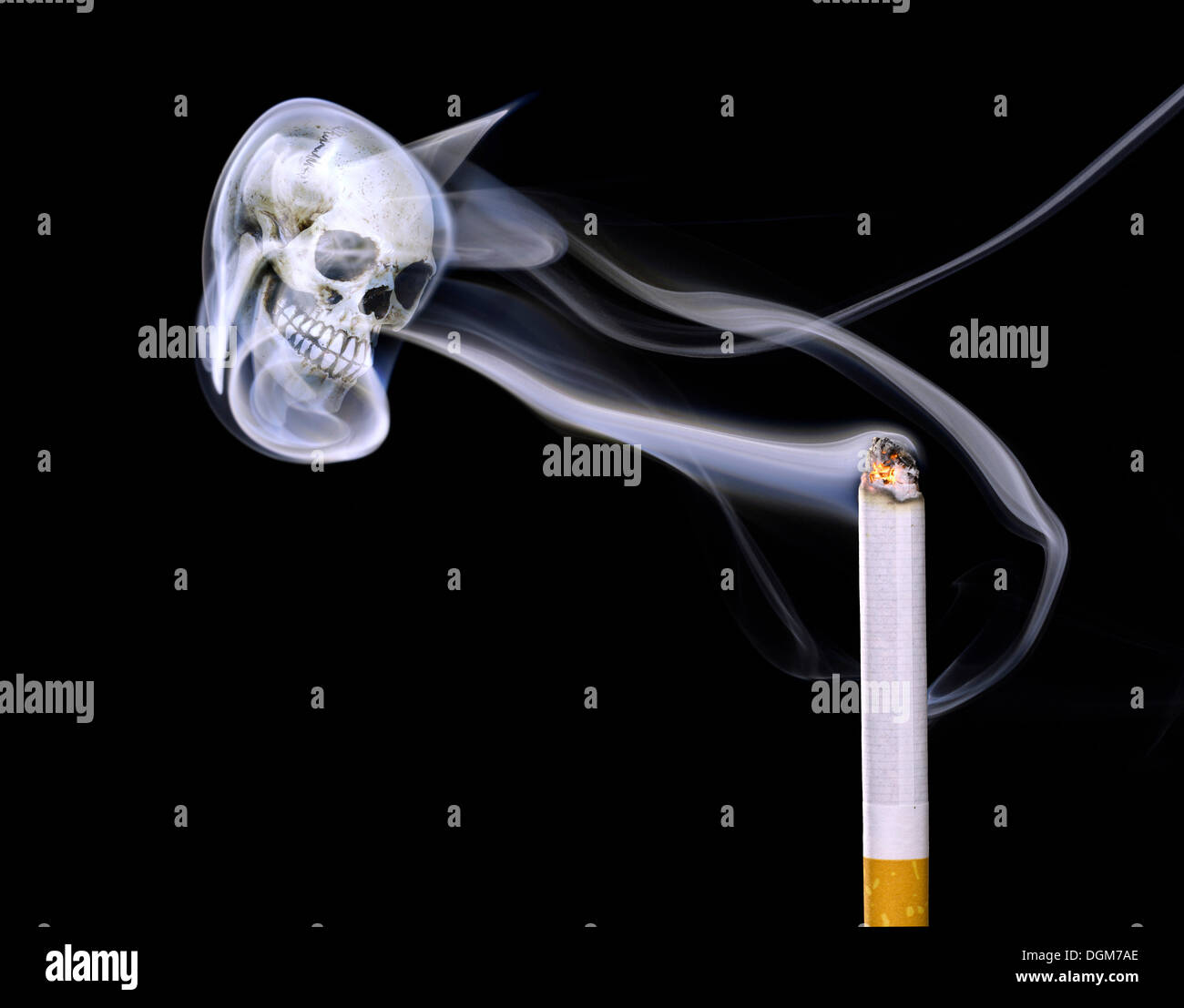 La fumée de cigarette formant un crâne, image symbolique de la mort de fumeurs, fumeurs met en danger la santé Banque D'Images