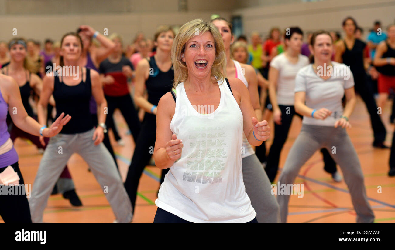 Jeune femme faisant de l'aérobic, Haus des sites sportifs, Stuttgart, Bade-Wurtemberg, Allemagne Banque D'Images