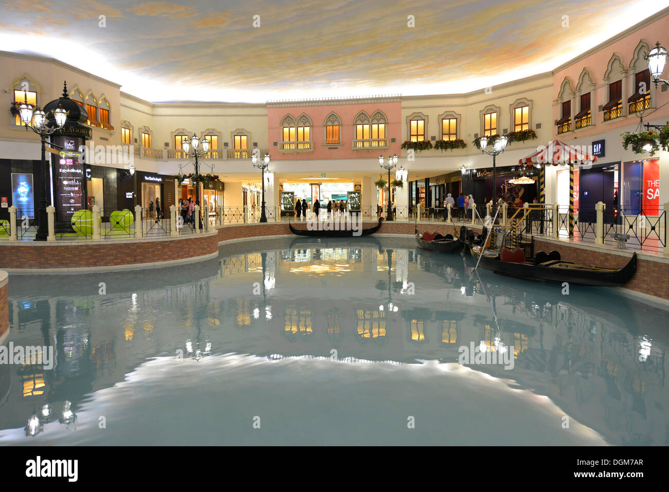 Gondoles sur un canal, centre commercial de luxe, Villaggio Mall conçu dans un style vénitien, Aspire Zone, Doha, Doha, Qatar Banque D'Images