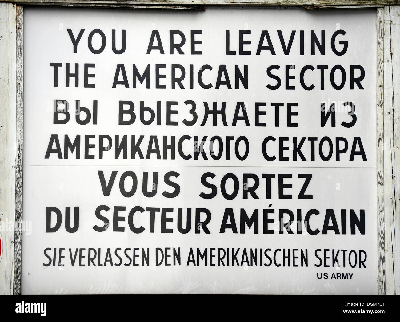 Réplique de l'enseigne à Checkpoint Charlie, "vous quittez le secteur américain", Berlin, Berlin, Allemagne Banque D'Images
