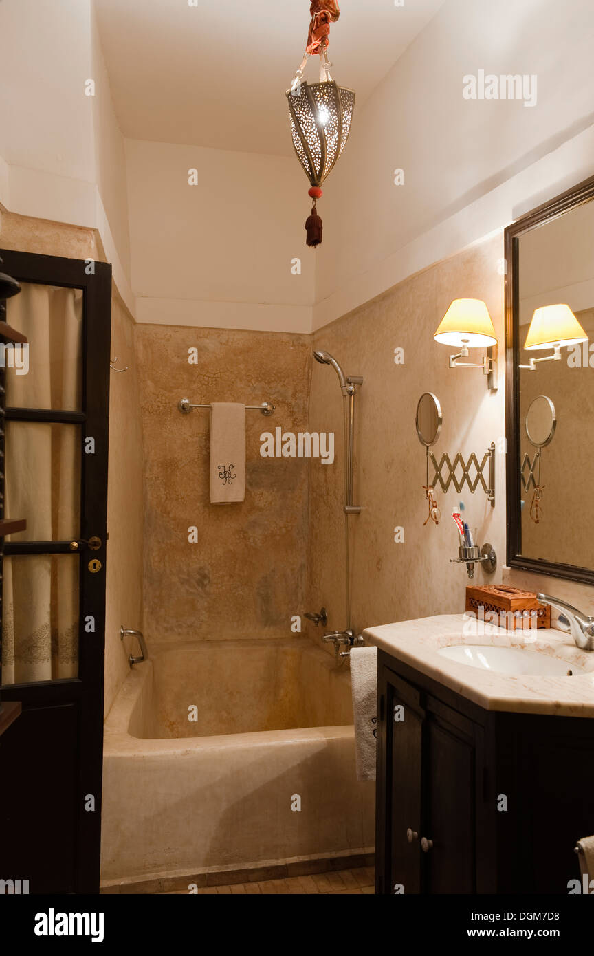 Salle de bains en tadelakt traditionnel neutre avec finition à ... Salle de bains en tadelakt traditionnel neutre avec finition à ...