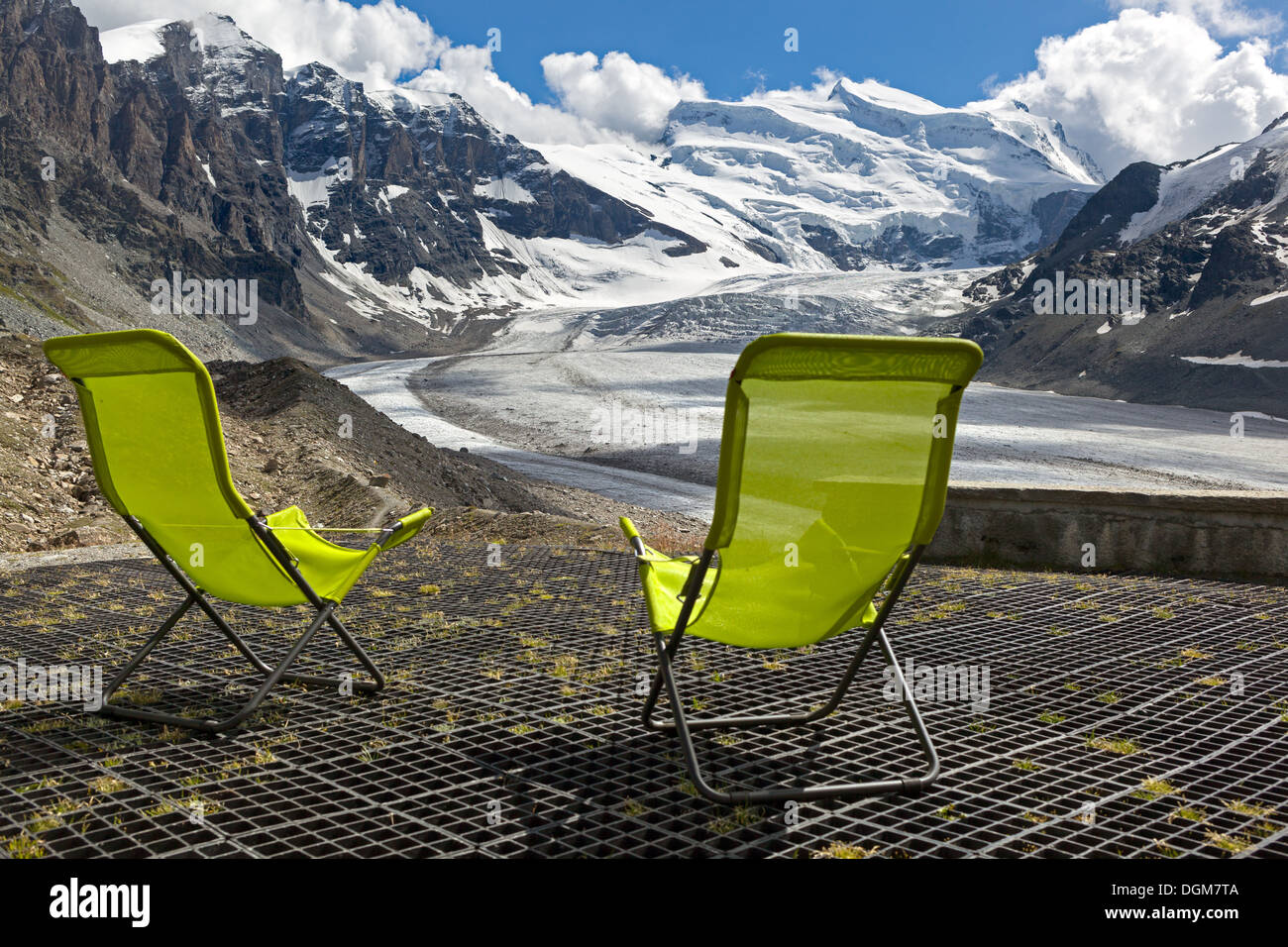 Deux chaises libres avec une vue fantastique de la Cabane de Panossière sur le glacier de Corbassière et le massif du Grand Combin Banque D'Images
