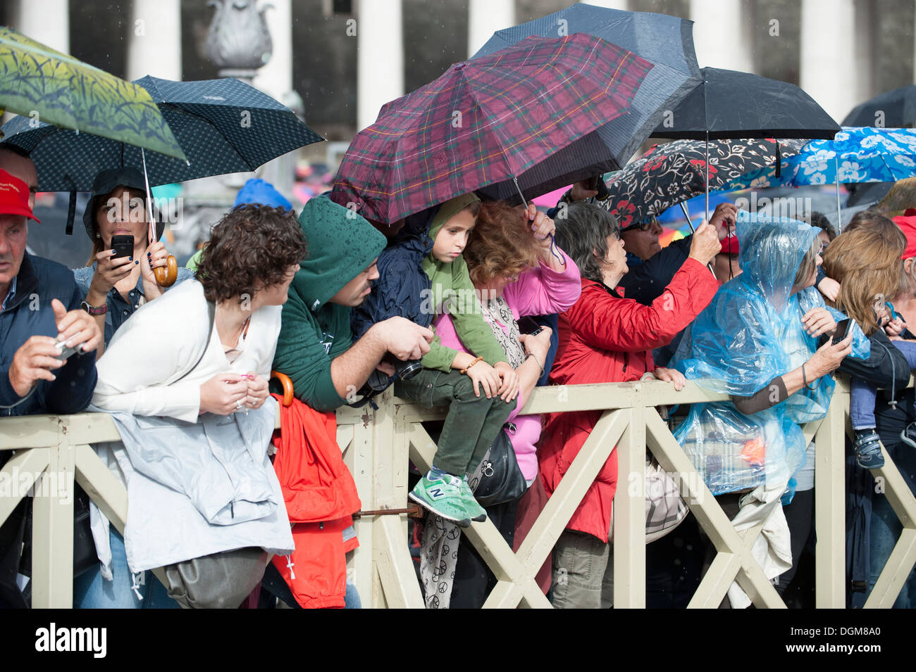 Pèlerins sur la Place Saint-Pierre dans l'audience du Pape Francesco sous la pluie Banque D'Images