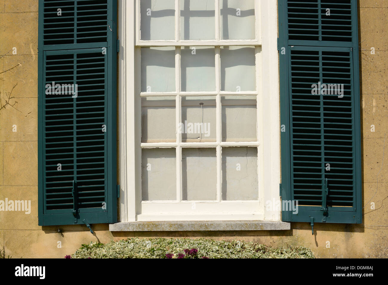 Fenêtre à guillotine avec volets et aveugle en anglais country house Photo  Stock - Alamy