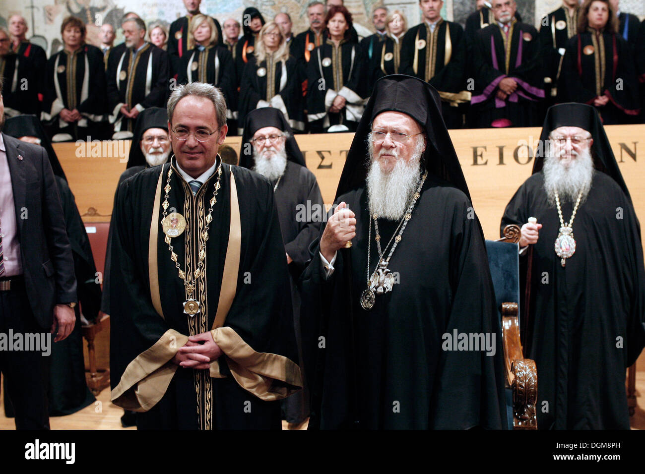 Thessalonique, Grèce. 23 Oct, 2013. Distinction honorifique spéciale au Patriarche Œcuménique Bartholomée par le Rectorat de l'Administration de l'Université Aristote de Thessalonique. La cérémonie de remise de la distinction honorifique spéciale de l'emblème de l'Université Aristote de Thessalonique (AUTH) 'Agios Dimitrios' pour l'Archevêque de Constantinople, Nouvelle Rome et patriarche Œcuménique Bartholomée. Thessalonique, Grèce Le 23 octobre 2013. Credit : Konstantinos Tsakalidis/Alamy Live News Banque D'Images