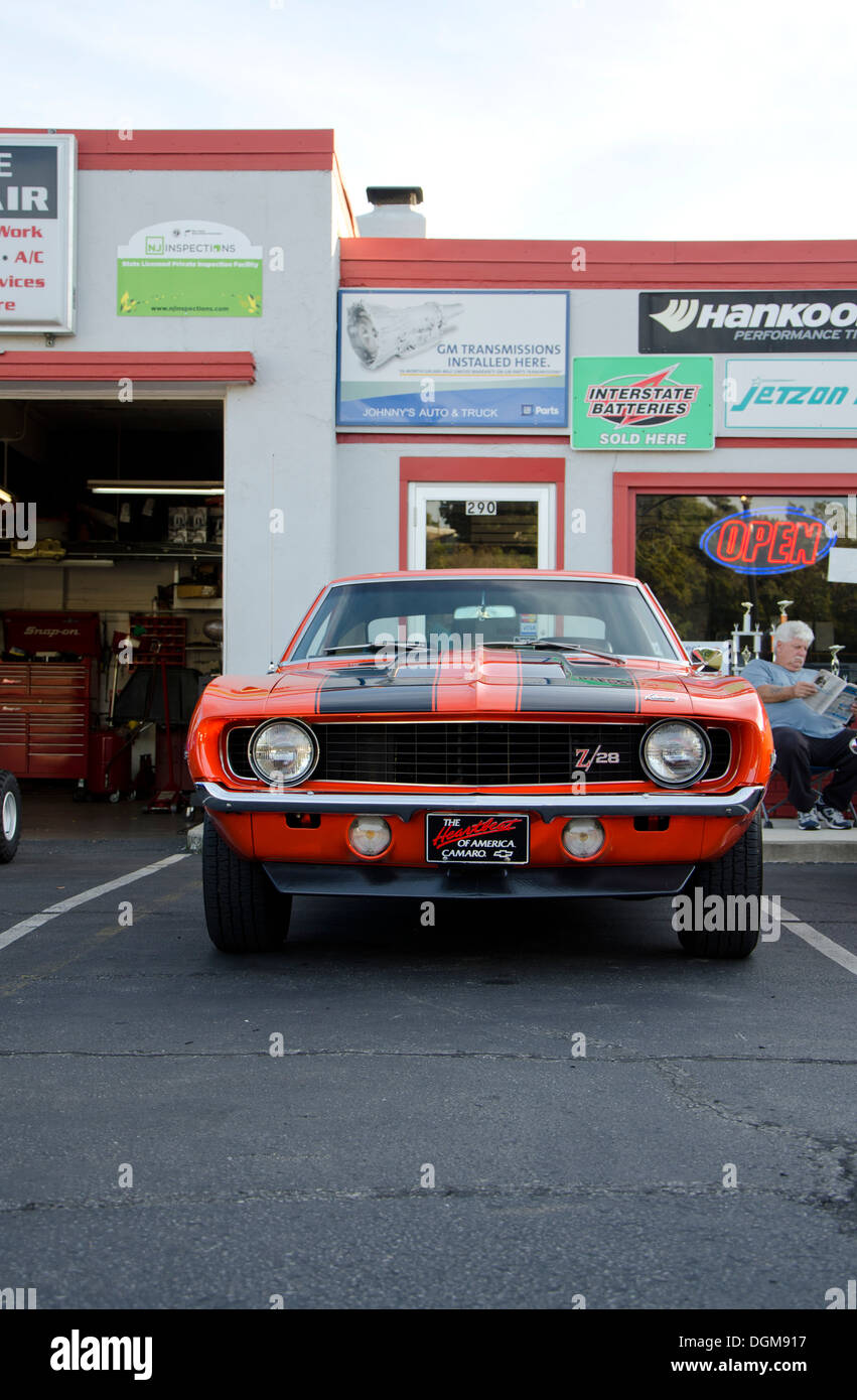 Chevrolet Camaro Z28 sur l'affichage lors d'un historique classique car show devant un garage New Jersey, USA Banque D'Images
