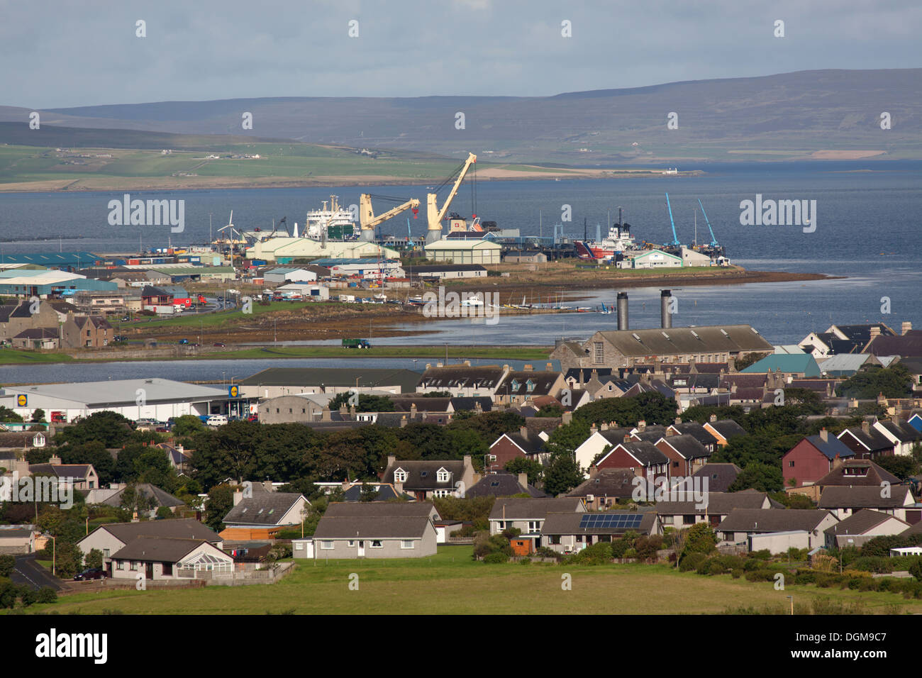 Des îles Orcades, en Écosse. Une vue sur la ville de Orkney Kirkwall avec l'Haston ferry terminal en arrière-plan. Banque D'Images