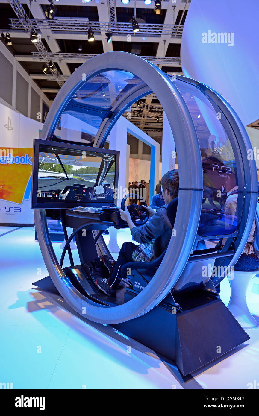 Adolescent jouant un jeu elctronic masque étendu, Internationale Funkausstellung, IFA, 2012, Berlin Banque D'Images