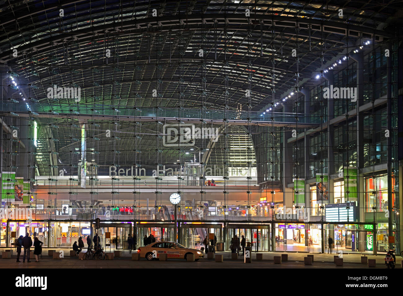 Entrée principale de l'arrière de la gare centrale de Berlin, Lehrter Bahnhof, dans la soirée, Berlin, Berlin, Berlin, Allemagne Banque D'Images