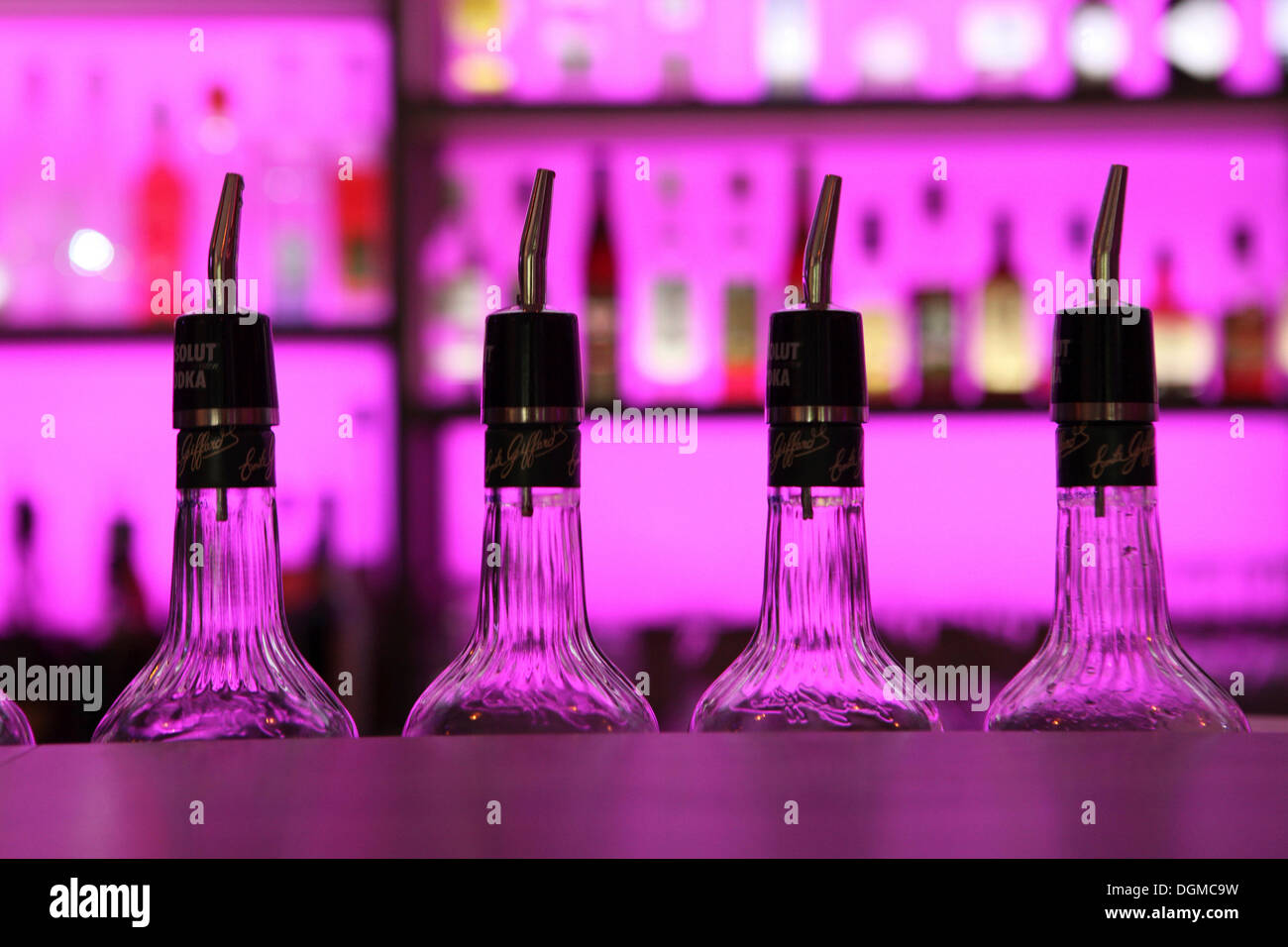 Les bouteilles avec de l'alcool dans un bar Banque D'Images