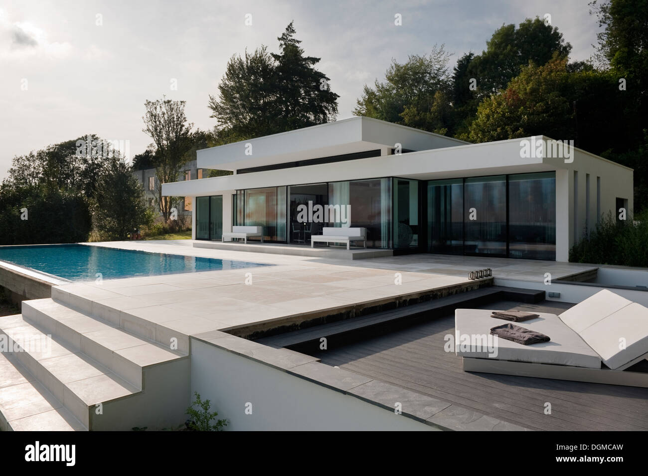 Ce bungalow moderne avec piscine à débordement dans le Kent/frontières Sussex Banque D'Images