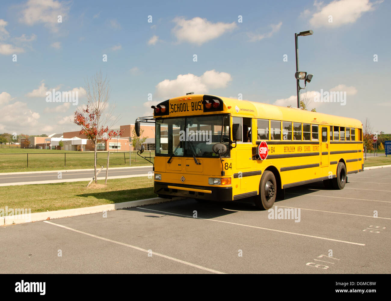 American school bus avec en arrière-plan école de Bethléem, Nazareth, Pennsylvania, USA. Banque D'Images