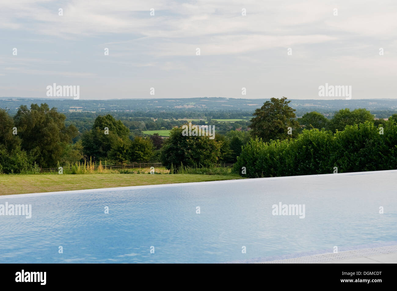 Piscine à débordement de la campagne Banque D'Images