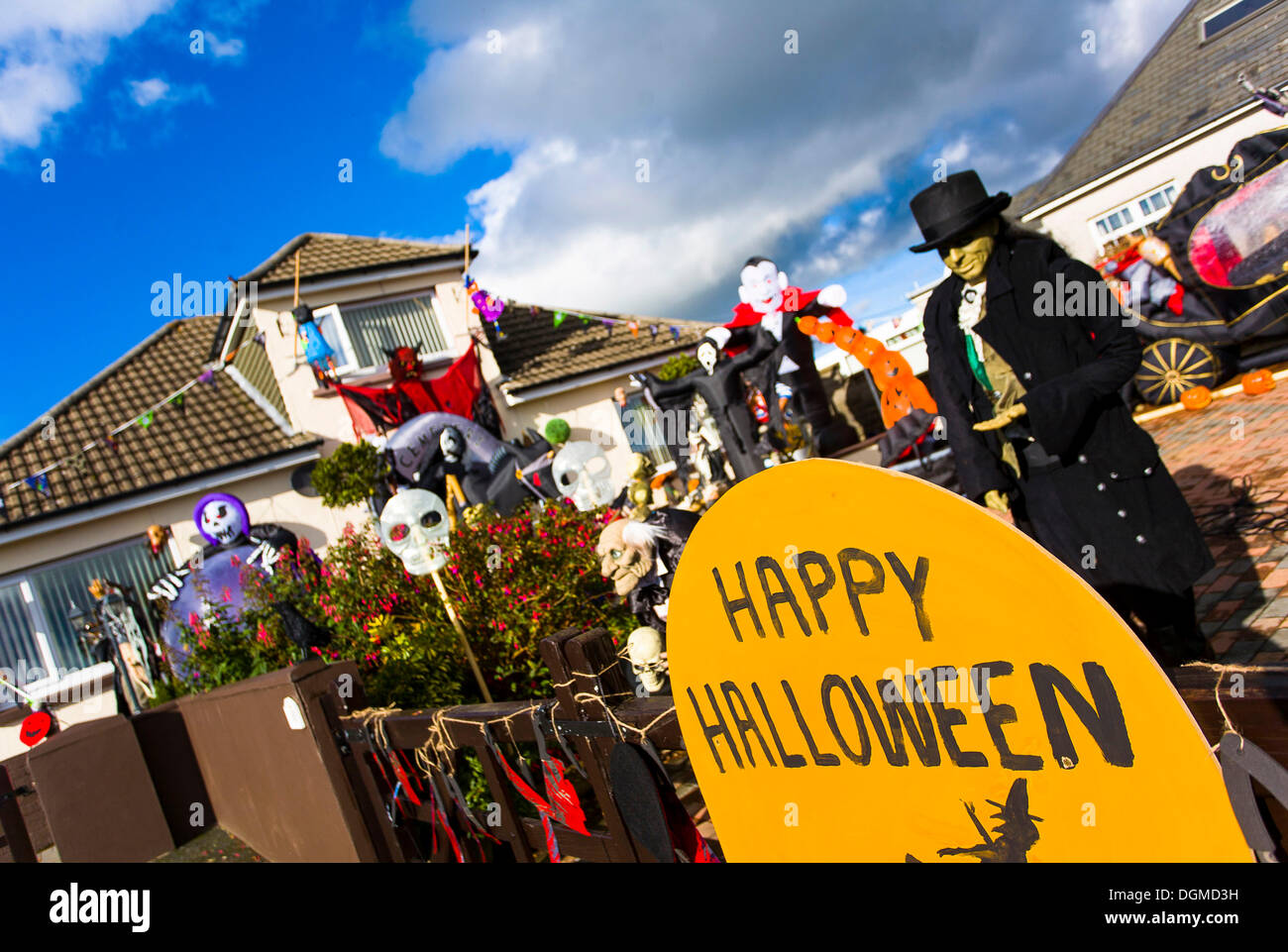 Décorations d'Halloween dans la cour avant d'une maison à Milford Haven, Pembrokeshire, Pays de Galles, Royaume-Uni, Europe Banque D'Images