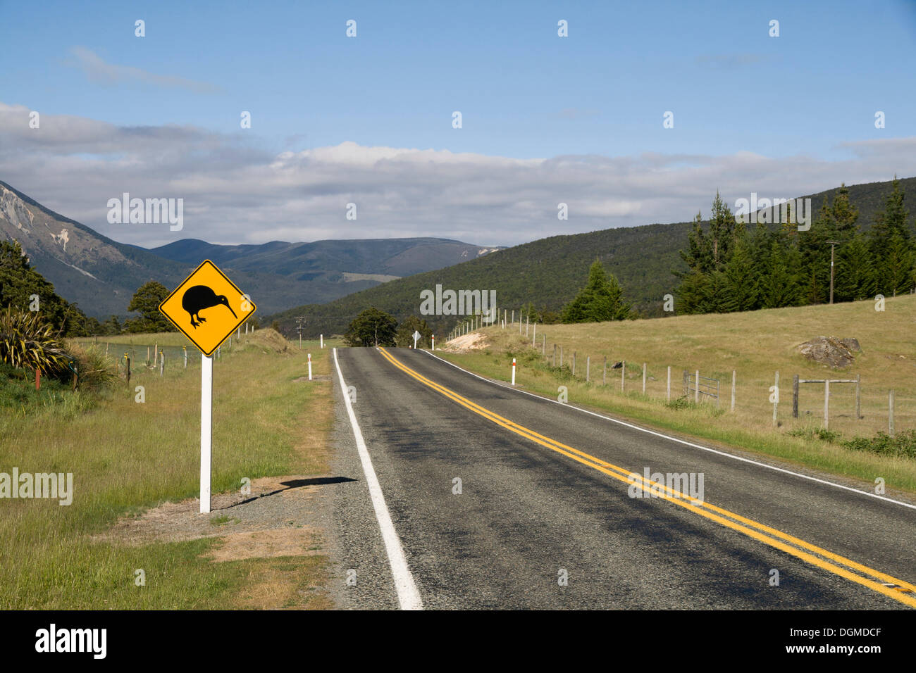 Panneaux de signalisation pour avertir de kiwis, île du Sud, Nouvelle-Zélande Banque D'Images
