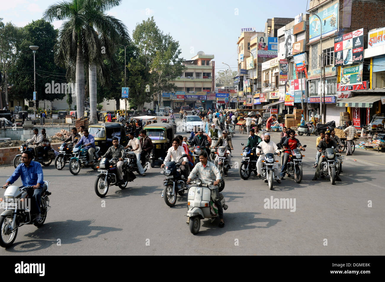 Scène de rue avec des cyclomoteurs, Udaipur, Rajasthan, Inde du Nord, Inde, Asie du Sud, Asie Banque D'Images