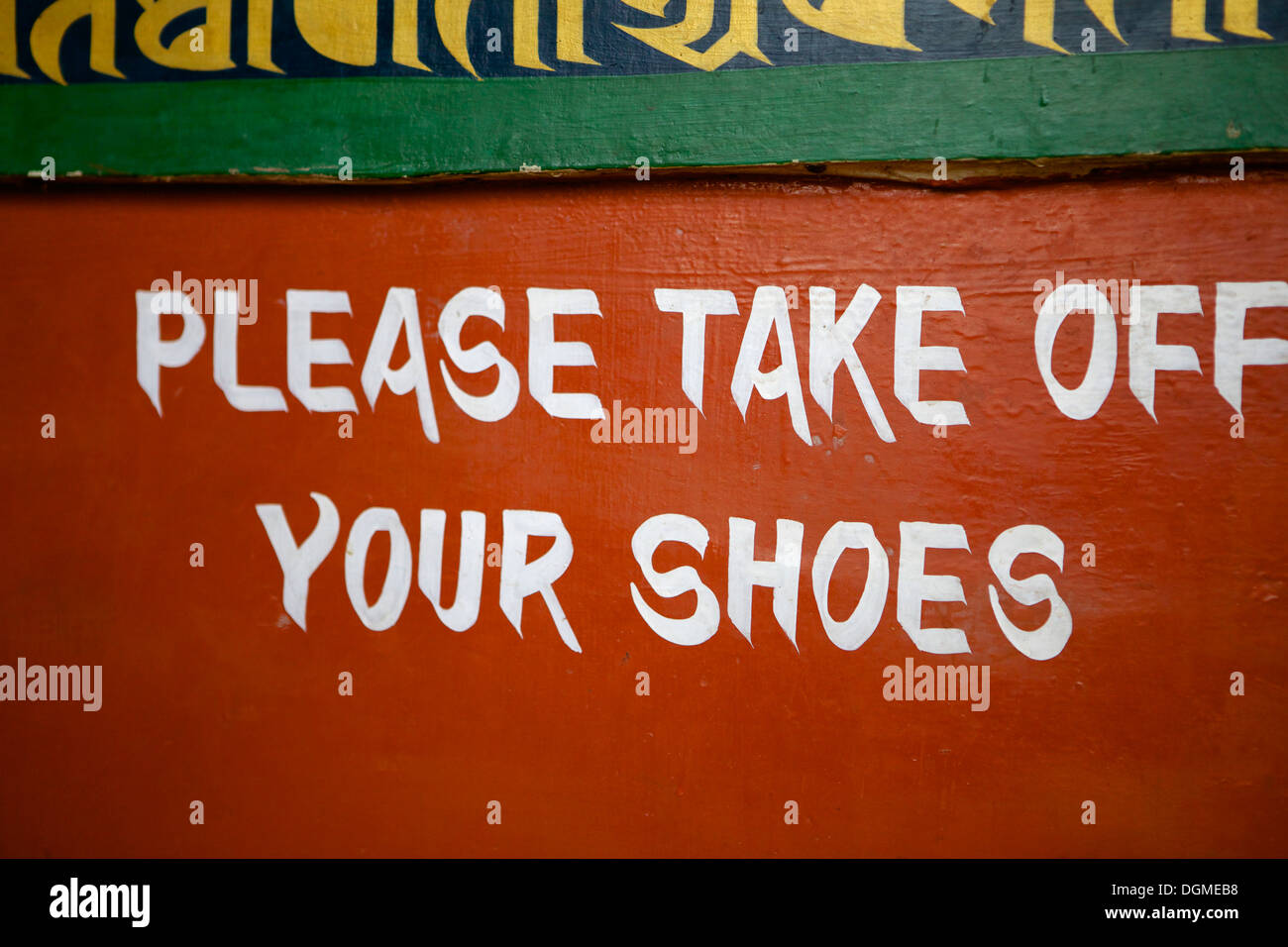 Veuillez enlever vos chaussures de signer en Temple de Boudha (Bodhnath) (Boudhanath) à Katmandou, Népal, Asie Banque D'Images