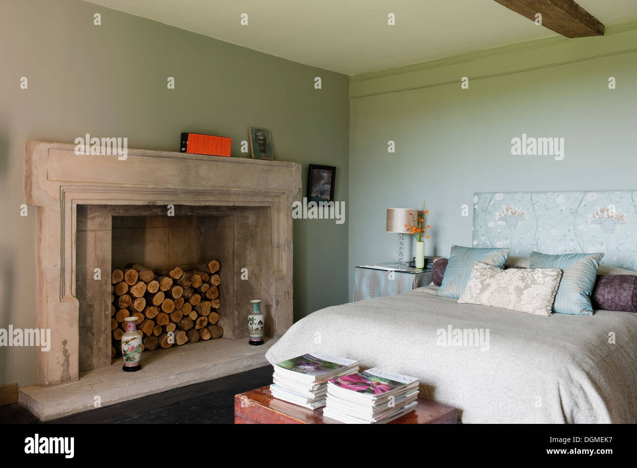Chambre à coucher dans la maison de tissu designer Richard Smith dans l'East Sussex Banque D'Images