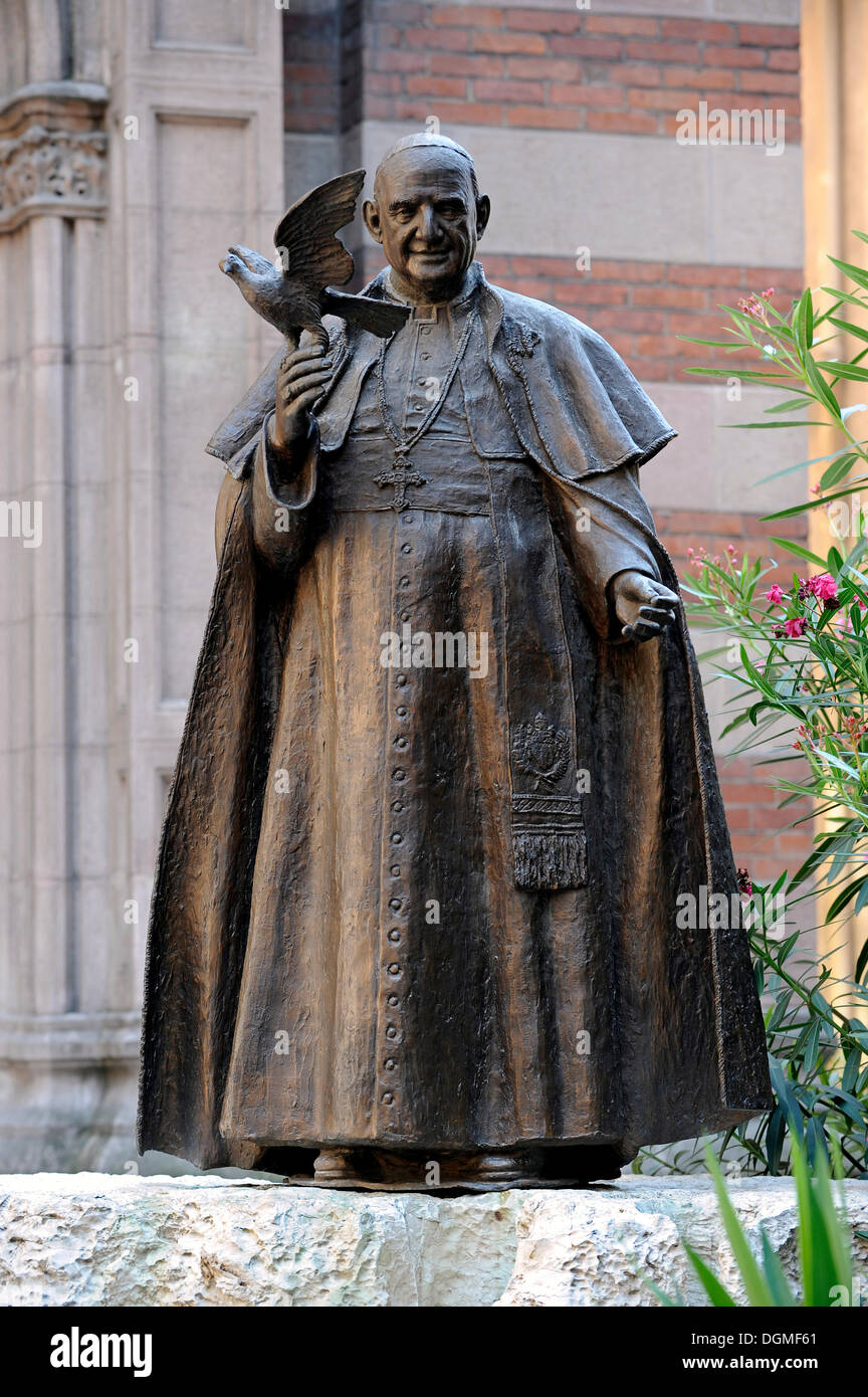 Statue du Pape Jean XXIII en face de l'Église, envoyée Antuan Kilisesi St Antonio Kilisesi, Saint Antoine, Saint Anthony's Church Banque D'Images