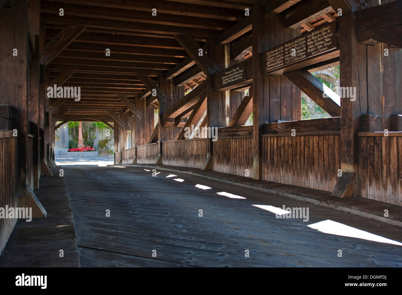 Pont en bois historique sur la rivière Murg, Forbach, Forêt-Noire, Bade-Wurtemberg Banque D'Images