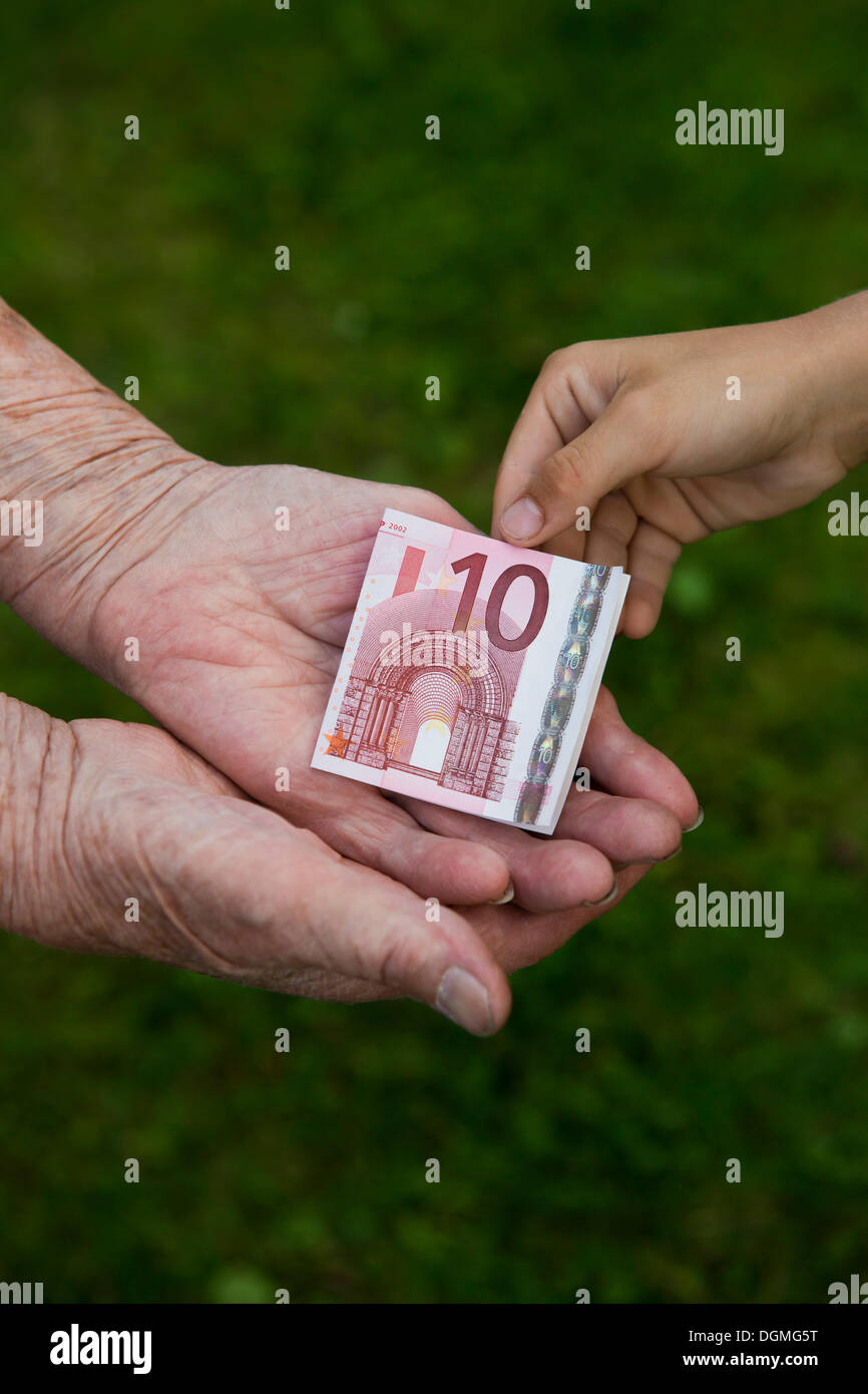 Enfant qui a une femme âgée de 10 euros Banque D'Images