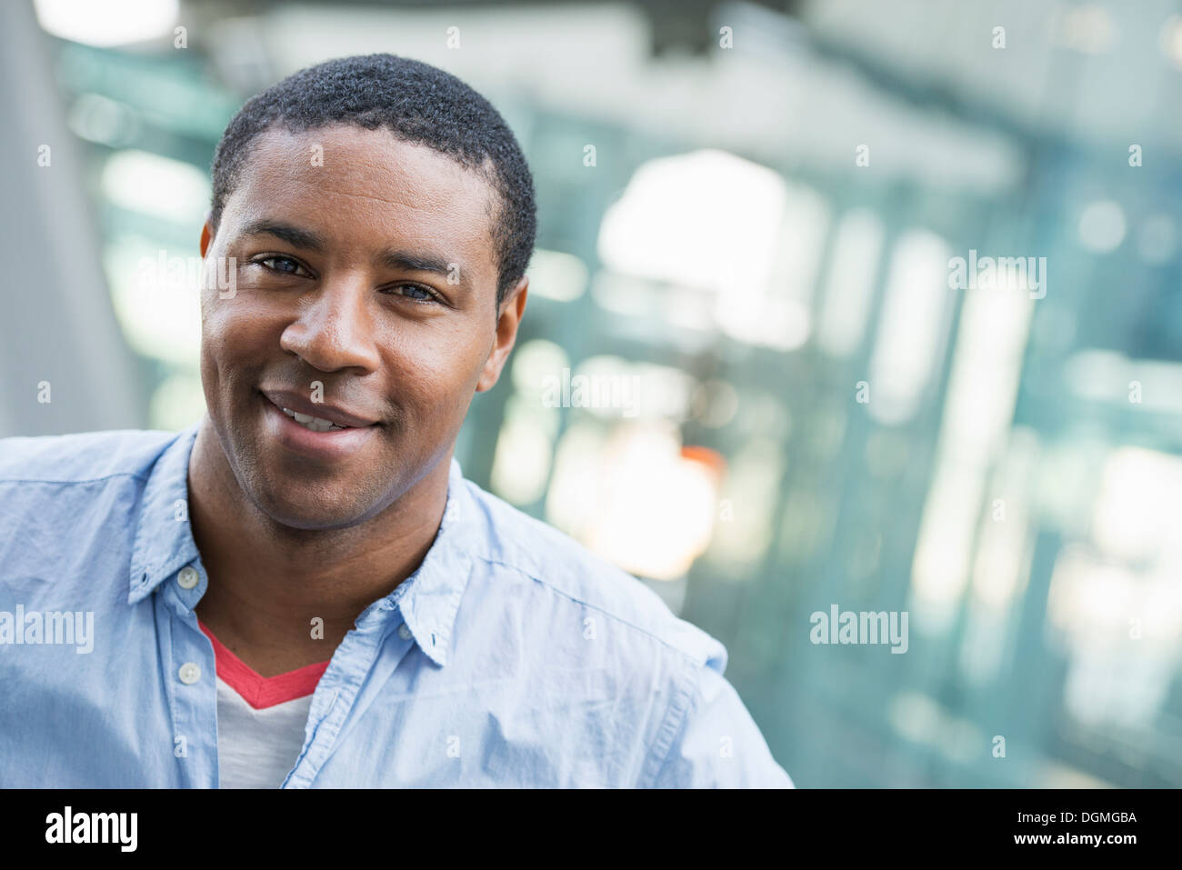 L'été dans la ville. Les gens d'affaires de vêtements décontractés. Un bel homme dans une chemise bleue. Banque D'Images