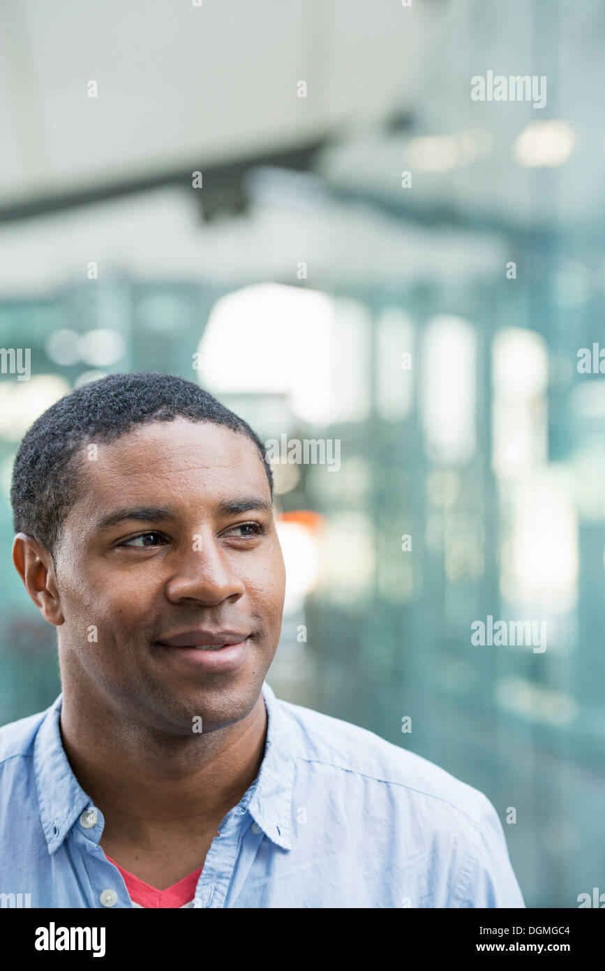 L'été dans la ville. Les gens d'affaires de vêtements décontractés. Un bel homme dans une chemise bleue. Banque D'Images