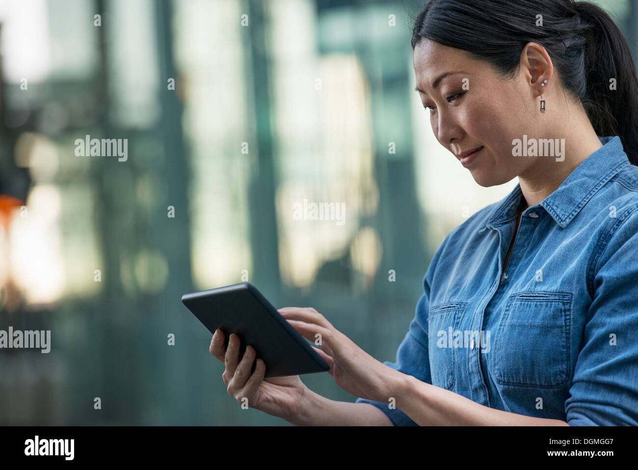 L'été dans la ville. Les gens d'affaires de vêtements décontractés. Banque D'Images