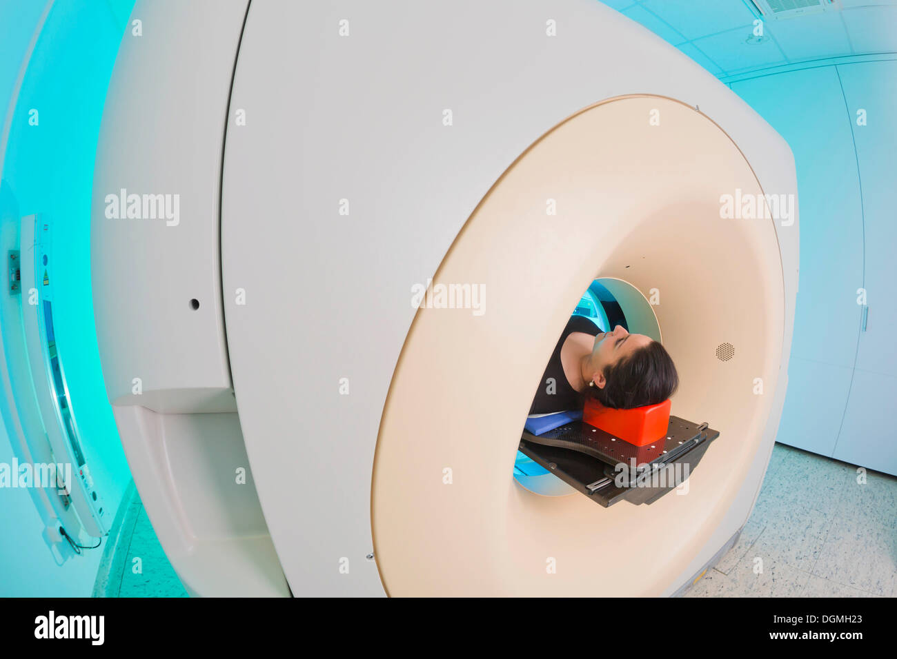 Patient couché dans une tomodensitométrie, scanner, Allemagne Banque D'Images