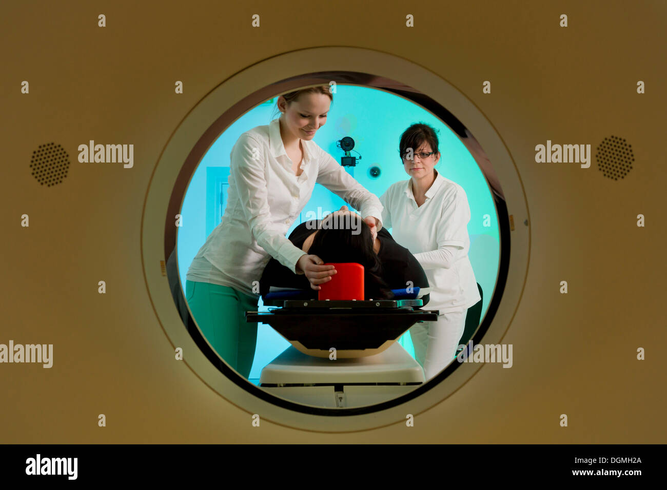 Le positionnement d'un patient dans une tomodensitométrie, scanner, Allemagne Banque D'Images