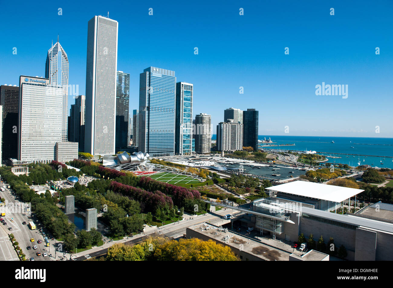 CHICAGO, IL - le 19 octobre : Une vue aérienne de Chicago, y compris le parc du Millénaire, à Chicago, Illinois le 19 octobre 2013. Banque D'Images