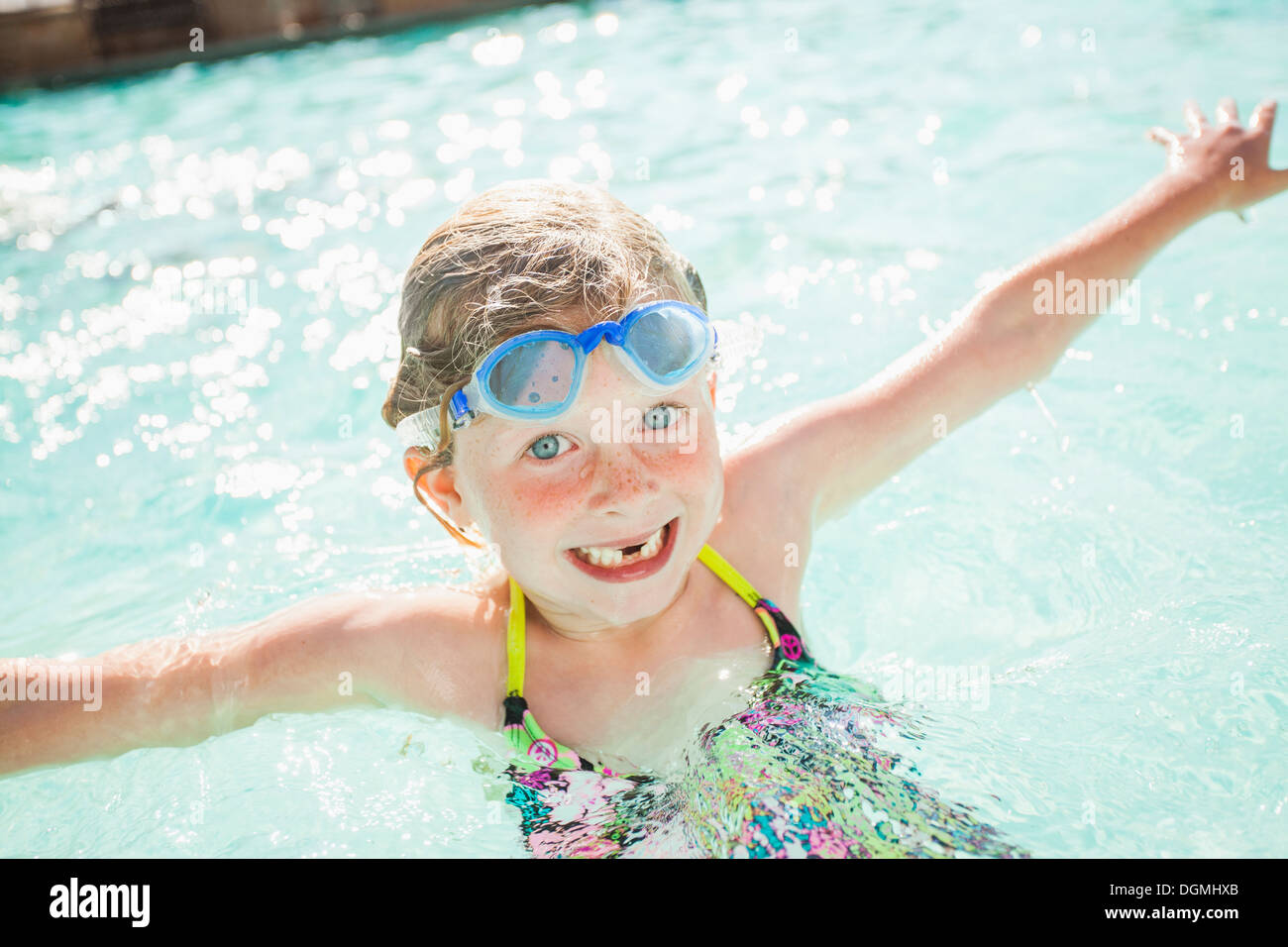 Girl (4-5) playing in swimming pool Banque D'Images