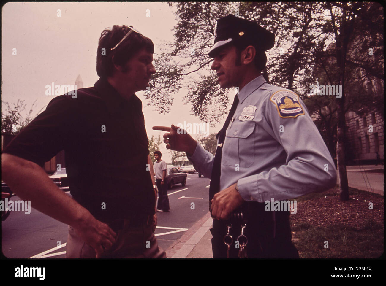 Un conducteur inquiet apprend la procédure de récupération de son véhicule remorqué, naviguant dans le processus de recherche et de récupération d'une voiture de fourrière. Banque D'Images