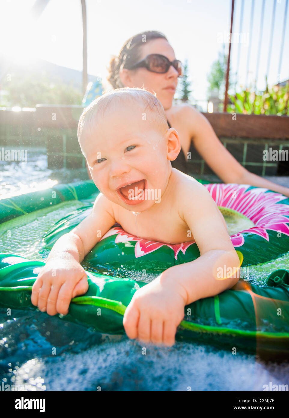 USA, Utah, Park City, Baby Boy (18-23 mois) jouant dans une piscine avec sa mère Banque D'Images